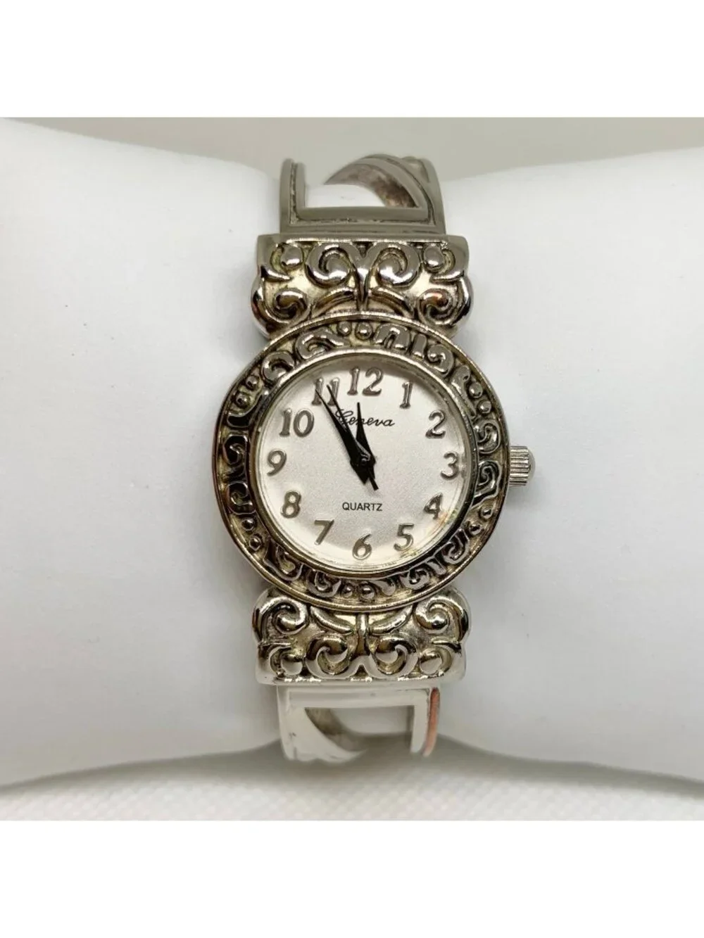 Vintage Geneva silver tone women’s watch 25mm quartz analog size 6” running